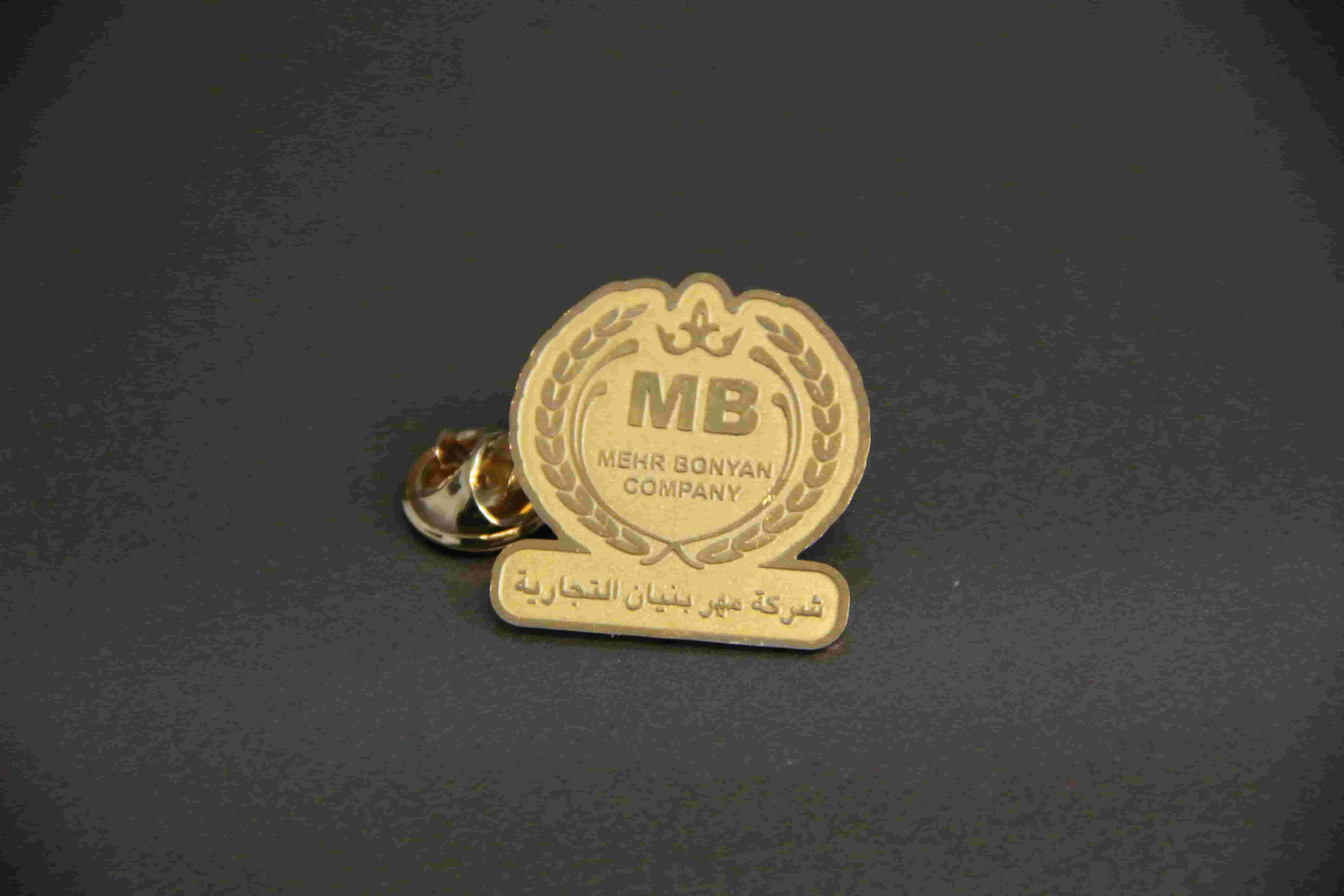 چطور از بج سینه برای مراسم رسمی و نمایشگاه استفاده کنیم؟